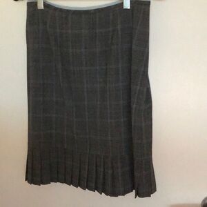Tahari skirt with 4 inch pleated bottom